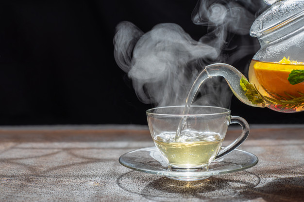 Miel ou sucre : que choisir pour son thé ?